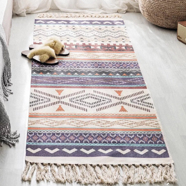 Värikäs sängynvierusmatto tytön huoneeseen