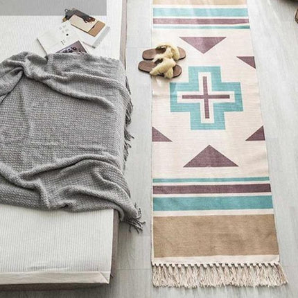 Pitkä käytävämatto geometrisellä ristikuviolla