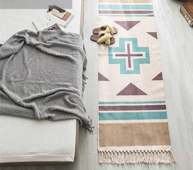 Pitkä käytävämatto geometrisellä ristikuviolla