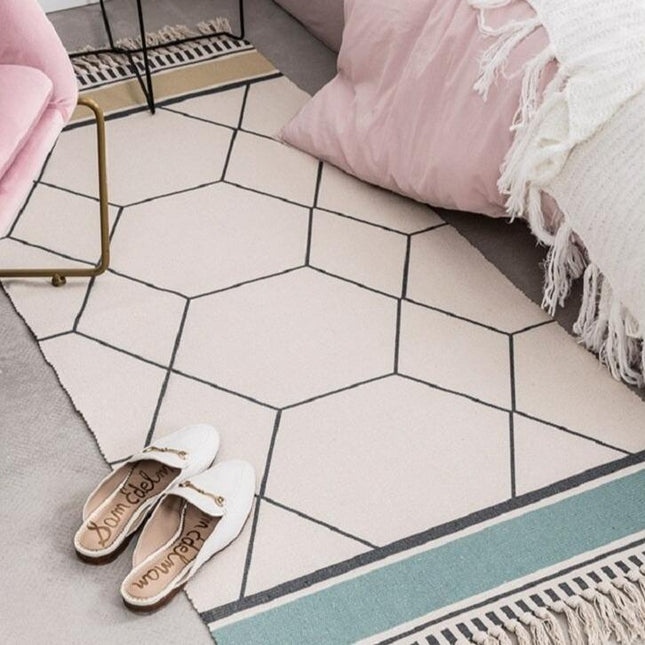 Pieni design-matto modernilla kuusikulmiokuviolla