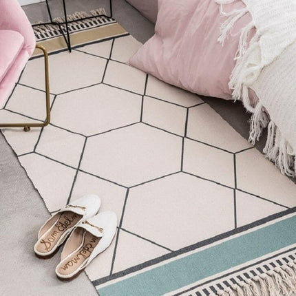 Pieni design-matto modernilla kuusikulmiokuviolla