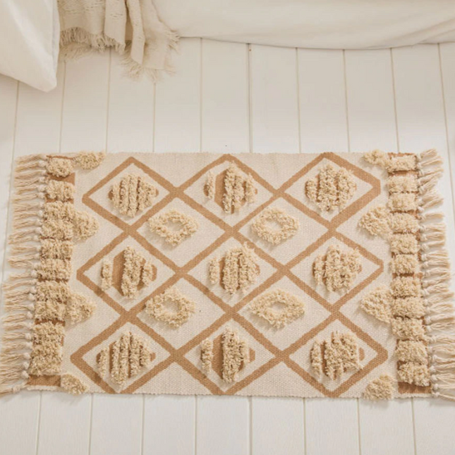 Pieni berberityylinen matto hapsuilla