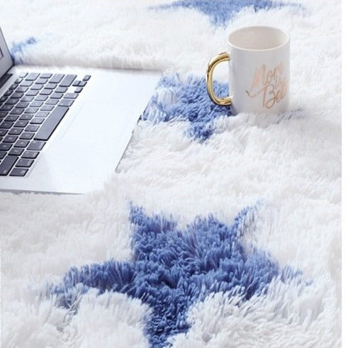 Sinivalkoinen pörrömatto tähtikuviolla