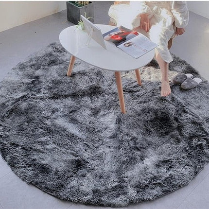 Pyöreä tummanharmaa ja pehmeä pörrömatto