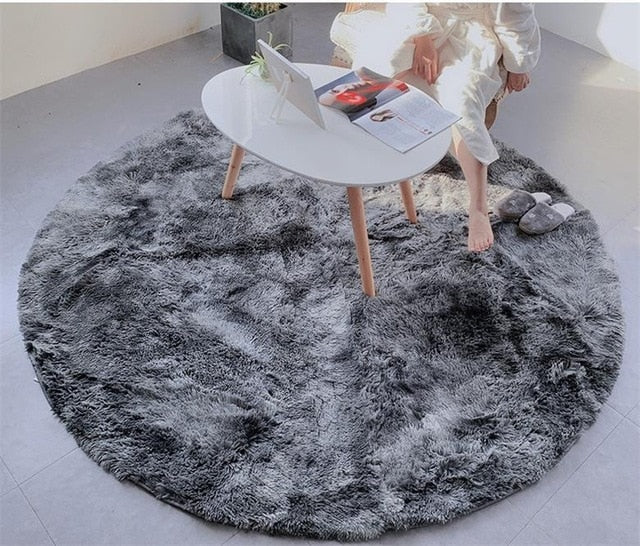 Pyöreä tummanharmaa ja pehmeä pörrömatto