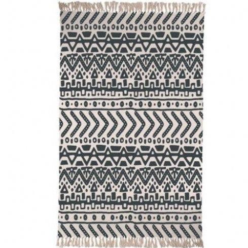 Puuvillamatto etnisillä kuvioilla ja hapsuilla