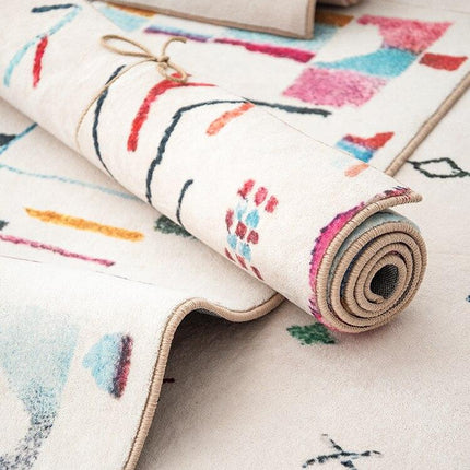 Valkoinen lyhytnukkainen berberimatto kuvioilla