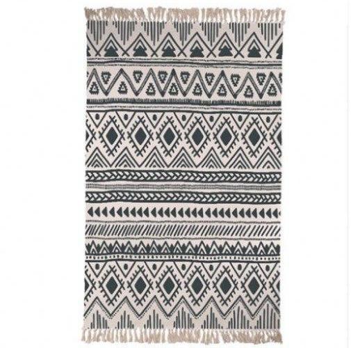 Etninen berberi-matto sängyn viereen