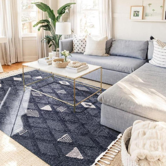 Musta villainen berberimatto olohuoneeseen