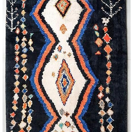 Mustavalkoinen villamatto berberityylisellä kuviolla