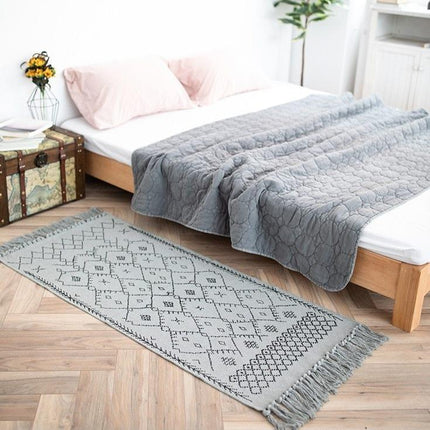 Pitkä berberityylinen käytävämatto hapsuilla