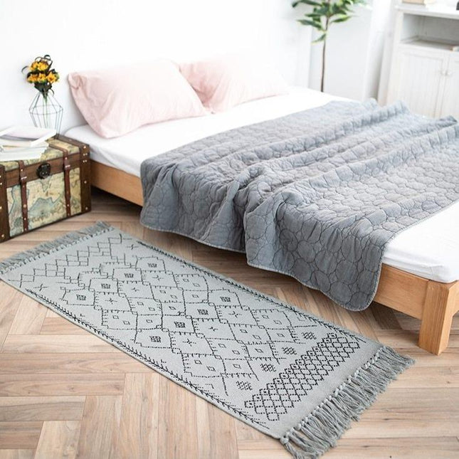 Pitkä berberityylinen käytävämatto hapsuilla