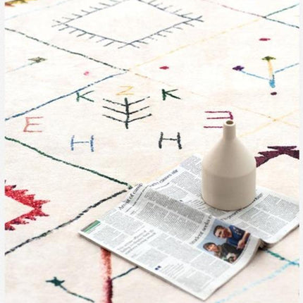 Zen-tyylinen berberi-matto värikkäillä kuvioilla