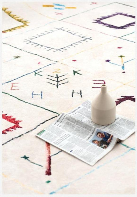 Zen-tyylinen berberi-matto värikkäillä kuvioilla