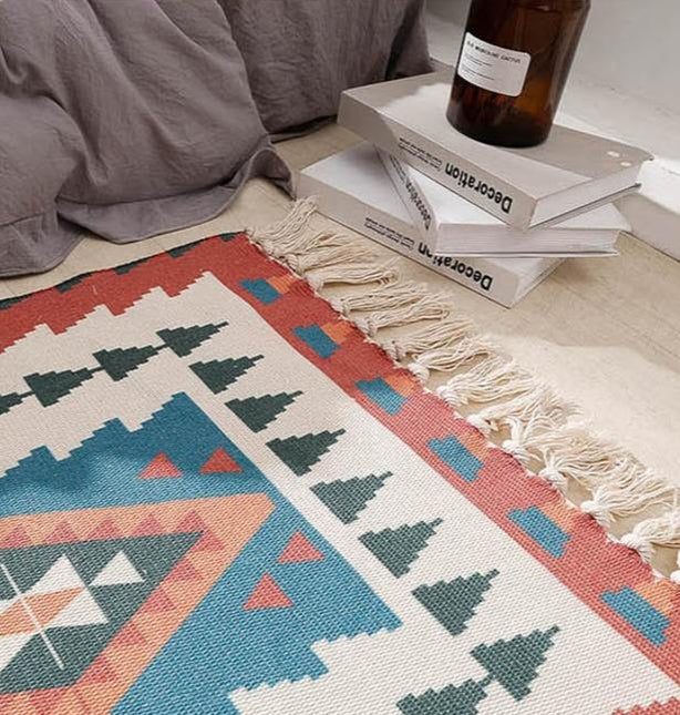 Värikäs boheemi matto hapsuilla