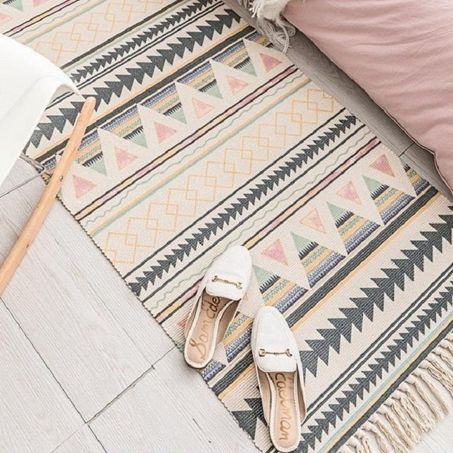 Tytön huoneen matto vaaleanpunainen ja harmaa