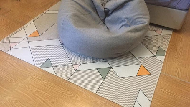 Keltainen nykyaikainen matto geometrisellä kuviolla