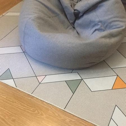 Keltainen nykyaikainen matto geometrisellä kuviolla