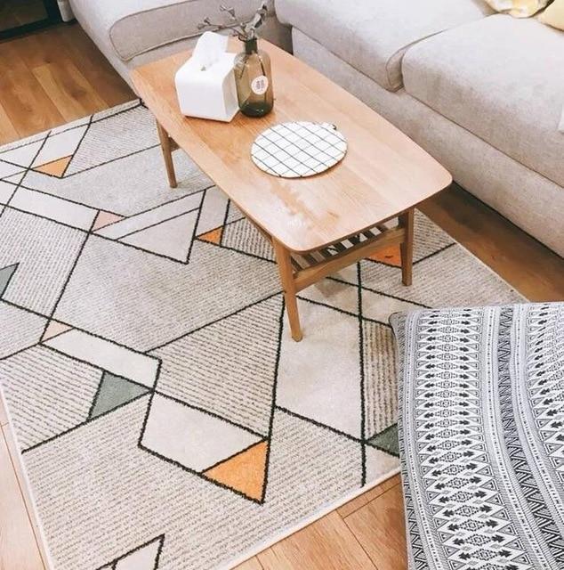 Keltainen nykyaikainen matto geometrisellä kuviolla