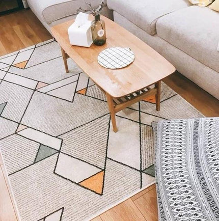 Keltainen nykyaikainen matto geometrisellä kuviolla