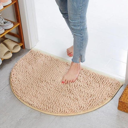 Beige puolikuun muotoinen imukykyinen kylpymatto