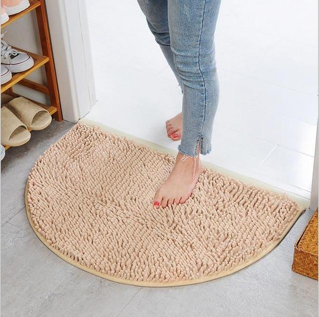 Beige puolikuun muotoinen imukykyinen kylpymatto