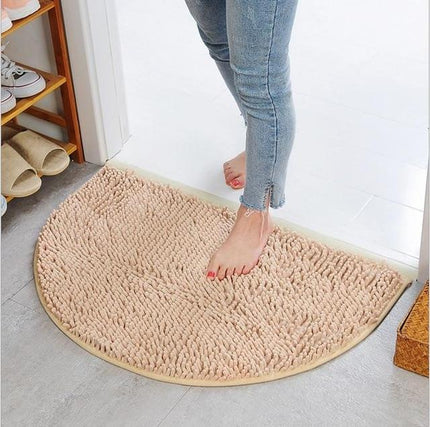 Beige puolikuun muotoinen imukykyinen kylpymatto