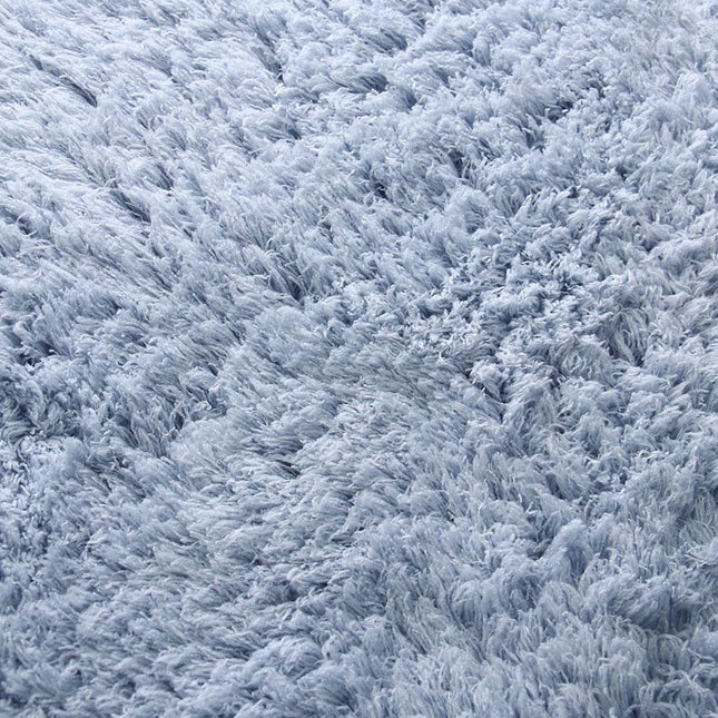 Harmaa pörröinen ja pehmeä kylpymatto