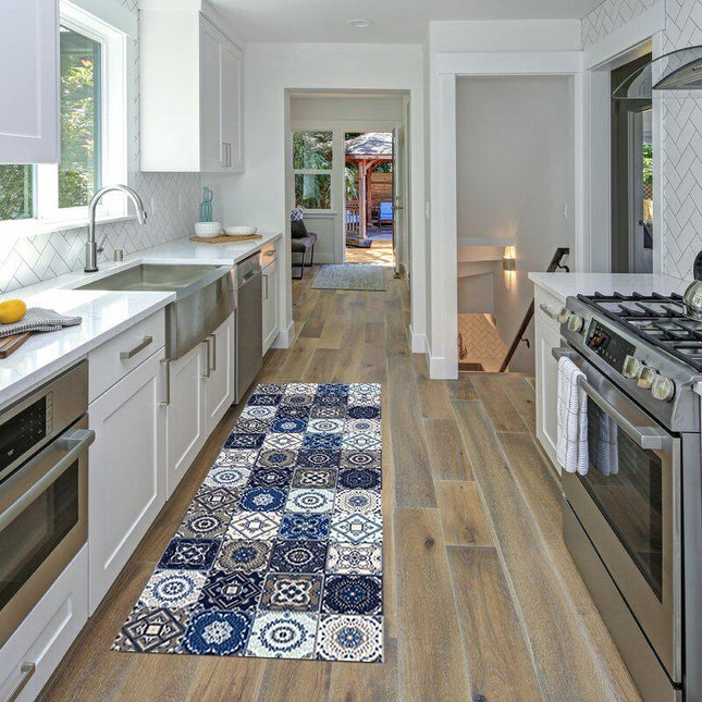 Sininen sementtilaattakuvioinen keittiön matto