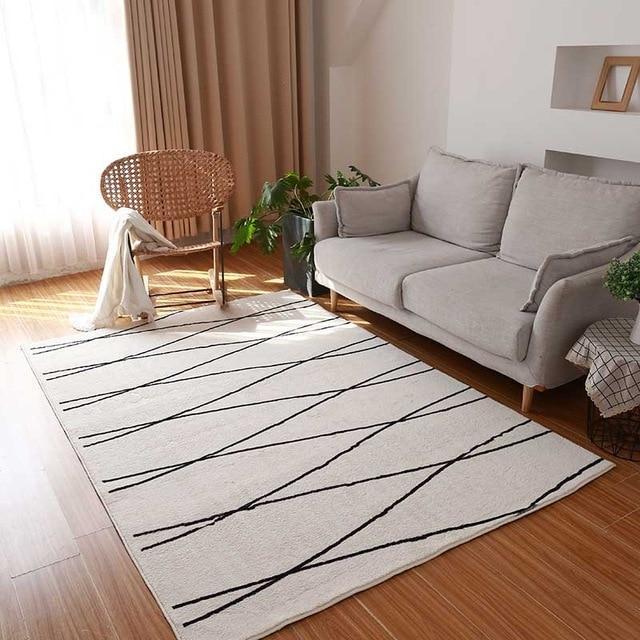 Minimalistinen berber-tyylinen matto olohuoneeseen