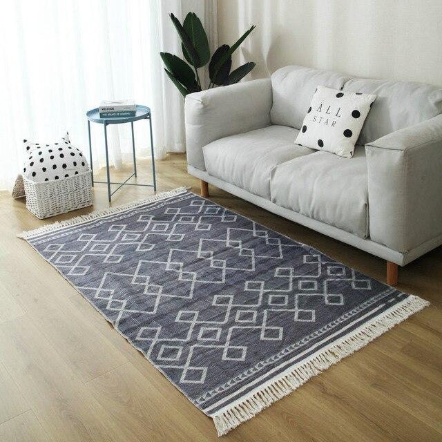 Ohut musta matto geometrisellä kuviolla