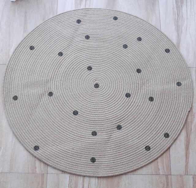 Pyöreä pilkullinen juuttimatto leikkihuoneeseen