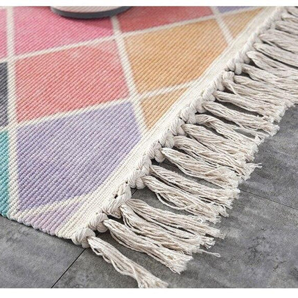 Vaaleanpunainen matto salmiakkikuviolla ja hapsuilla