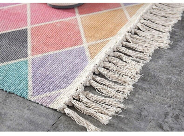 Vaaleanpunainen matto salmiakkikuviolla ja hapsuilla