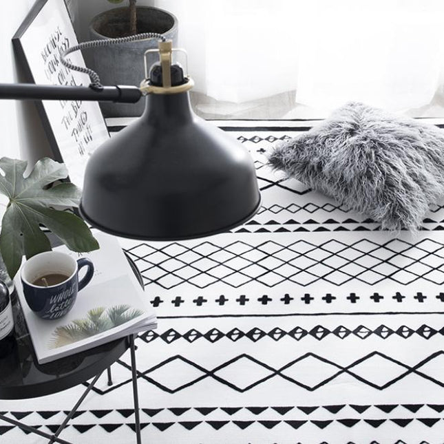 Pieni mustavalkoinen marokkolainen matto