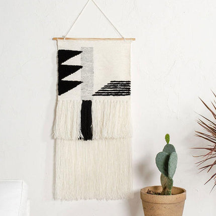 Valkoinen moderni seinävaate mustilla kuvioilla