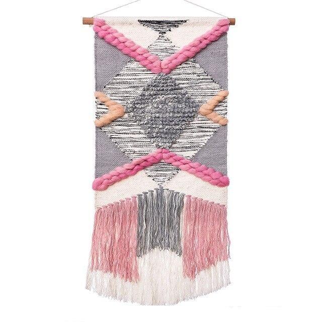 Vaaleanpunainen design-seinävaate geometrisillä kuvioilla