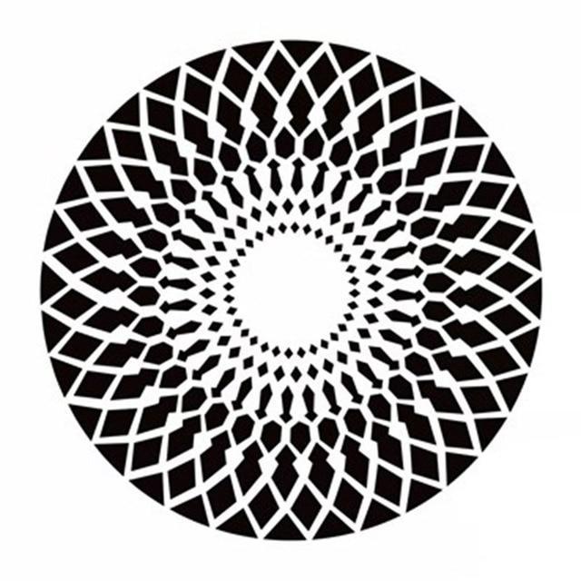 Pyöreä mustavalkoinen matto geometrisellä kuviolla