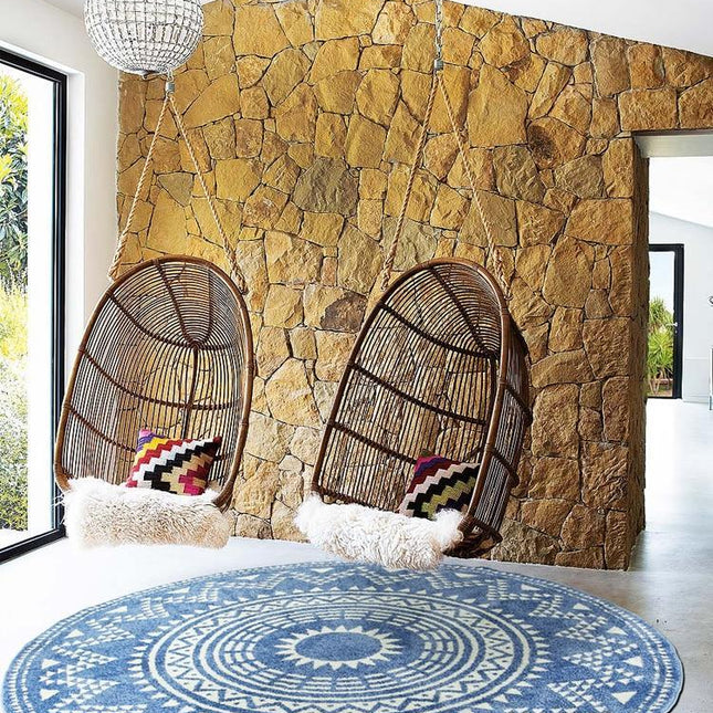 Pyöreä tummansininen matto boheemilla kuviolla