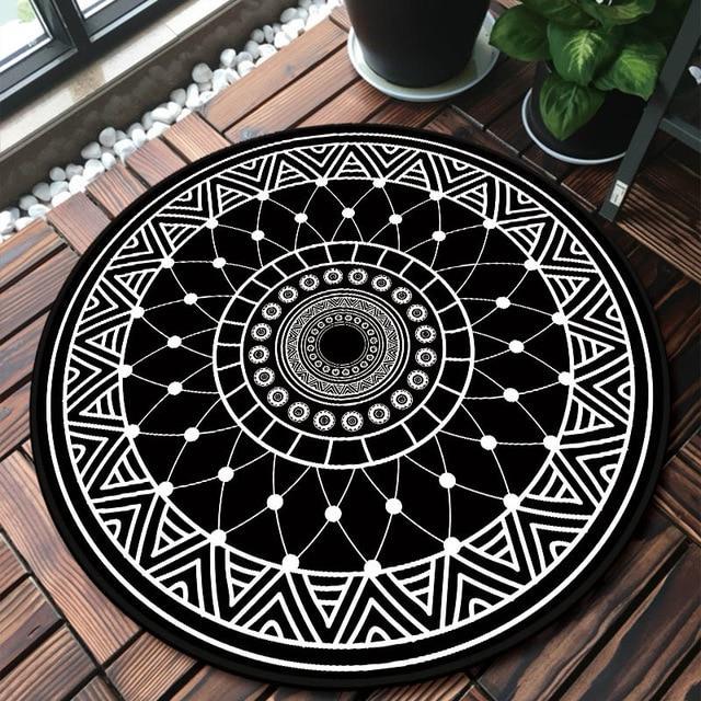 Musta pyöreä matto geometrisellä kuviolla