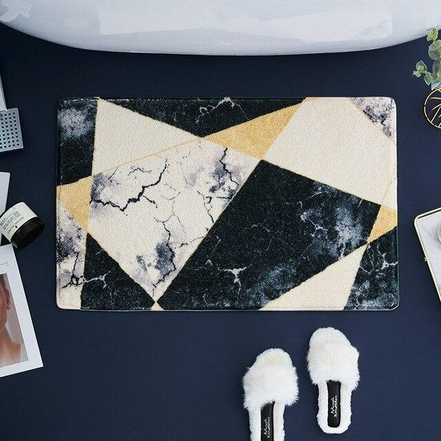 Geometrinen kylpymatto marmoriefektillä