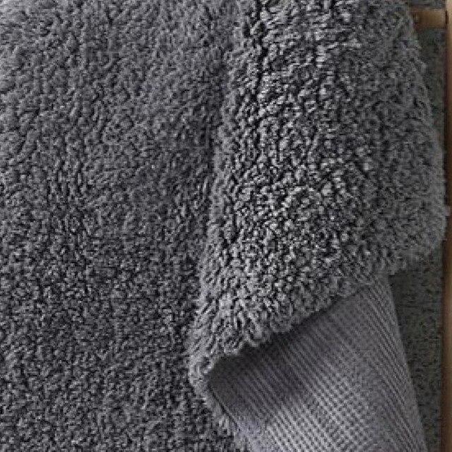 Trendikäs ja pörröinen kylpyhuoneenmatto