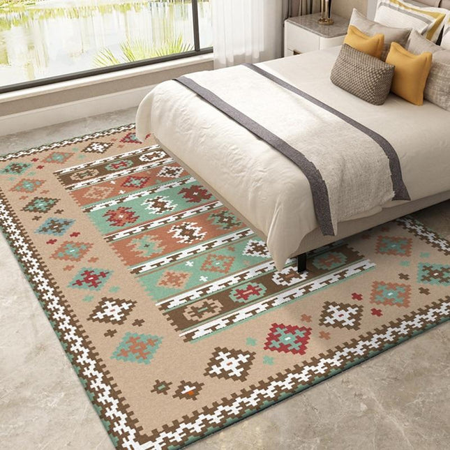 Etninen matto beigellä pohjalla