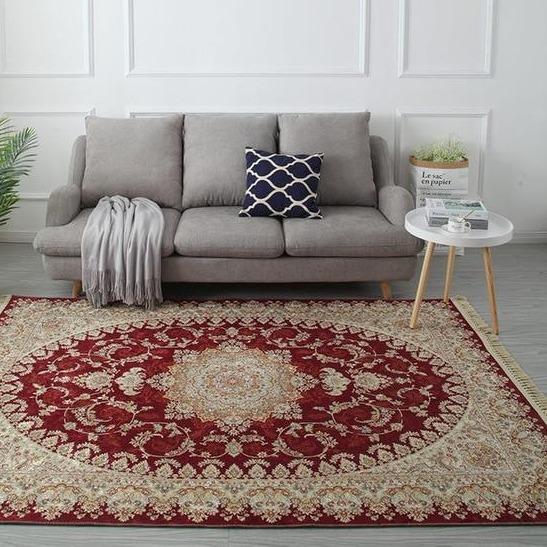 Punainen persialaistyylinen matto olohuoneeseen